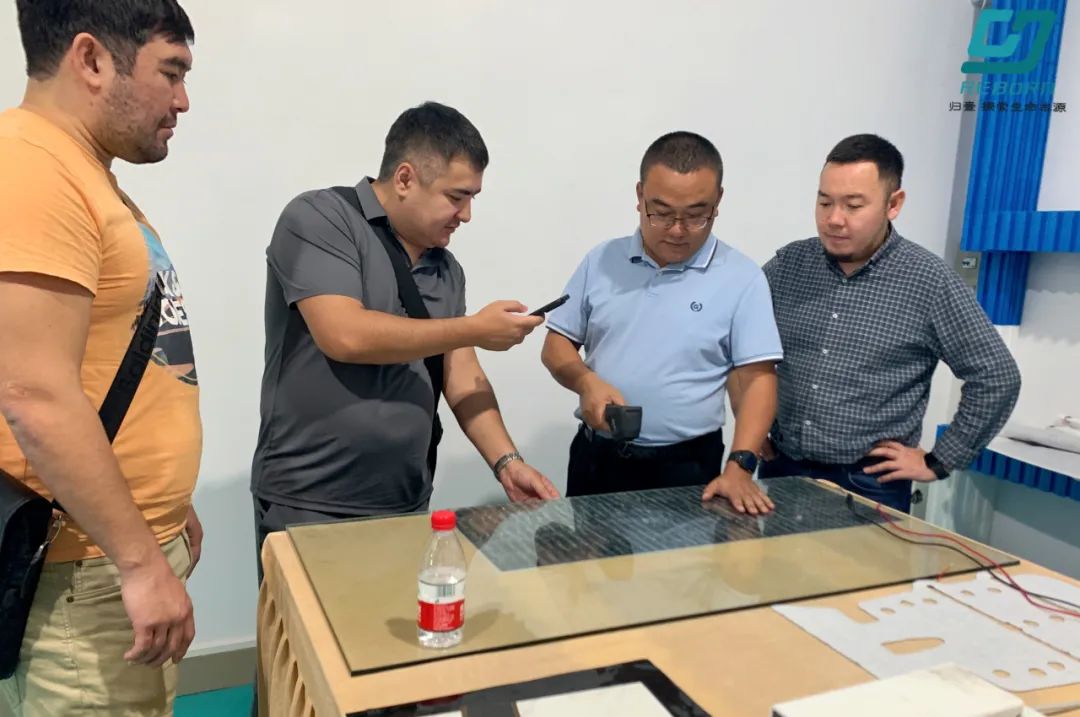 客戶對石墨烯電熱片用于發(fā)熱桌非常感興趣